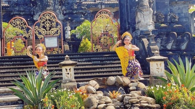 Putri Sheila Marcia, Leticia Josep tampil cantik saat menari Bali. [Instagram]