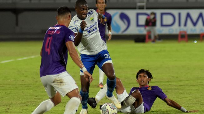 Pesepak bola Persib Bandung Bruno Cantanhede (tengah) berusaha melewati hadangan pesepak bola Persik Kediri Arthur Felix (kiri) dan Yusuf (kanan) pada pertandingan Liga 1 di Stadion Kapten I Wayan Dipta, Gianyar, Bali, Jumat (25/3/2022). [ANTARA FOTO/Nyoman Hendra Wibowo/rwa]