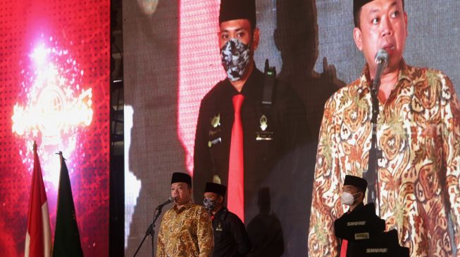 Wakil Ketua Umum PBNU Nusron Wahid (kiri) memberikan sambutan saat acara penutupan Kejurnas dan Festival IV Pagar Nusa di Padepokan Pencak Silat Taman Mini Indonesia Indah (TMII), Jakarta, Minggu (27/3/2022). [Suara.com/Angga Budhiyanto]