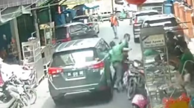 Polisi Buru Pria Pakai Jaket Ojol Diduga Keroyok Pengendara Mobil di Medan