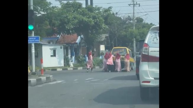 Emak-emak dorong angkot mogok di jalan bikin publik teringat film pendek berjudul Tilik (Twitter)