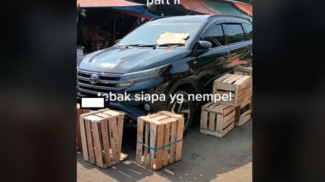 Viral Toyota Rush Parkir Sembarangan Ganggu Akses Bongkar Muat Truk, Publik: Mungkin Baru Punya Mobil Baru