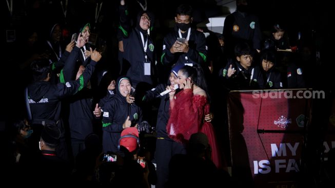 Penyanyi Krisdayanti tampil dalam acara penutupan Kejurnas dan Festival IV Pagar Nusa di Padepokan Pencak Silat Taman Mini Indonesia Indah (TMII), Jakarta, Minggu (27/3/2022). [Suara.com/Angga Budhiyanto]