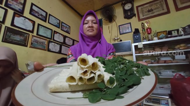 Bermanfaat Jaga Imun, Warga Banjarnegara Olah Daun Kelor Menjadi Kue Eggroll