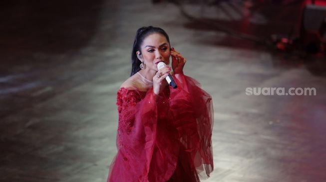 Penyanyi Krisdayanti tampil dalam acara penutupan Kejurnas dan Festival IV Pagar Nusa di Padepokan Pencak Silat Taman Mini Indonesia Indah (TMII), Jakarta, Minggu (27/3/2022). [Suara.com/Angga Budhiyanto]