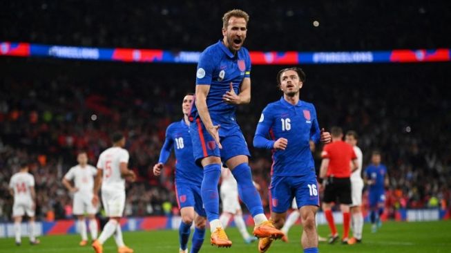 Striker timnas Inggris Harry Kane merayakan golnya dalam pertandingan persahabatan Inggris melawan Swiss di Stadion Wembley, London, Inggris, 26 Maret 2022. (REUTERS/DYLAN MARTINEZ)