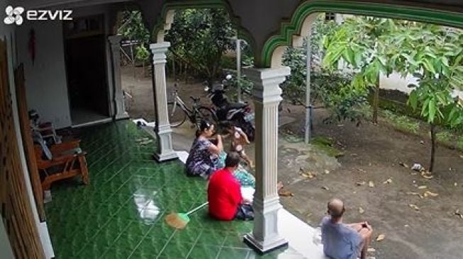 Ngeri! Detik-detik Petir Menyambar Tiang Listrik di Halaman Saat Pemilik Rumah Duduk di Teras