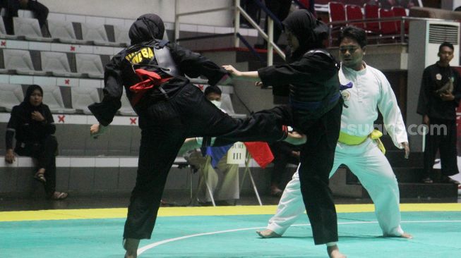 Pendekar silat Pagar Nusa saat bertanding dalam kejuaraan Nasional Keempat Sesi 2 Pagar Nusa di Padepokan Pencak Silat TMII, Jakarta, Minggu (27/3).   [Suara.com/Oke Atmaja]