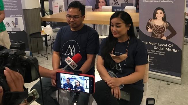 Juwita Bahar dan perwakilan dari Me and Models saat melakukan jumpa pers di Jakarta Barat, 25 Maret 2022. [dokumentasi pribadi]