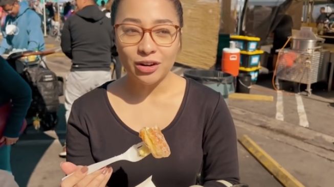 Nikita Willy jajan  nasi bungkus (YouTube.com)