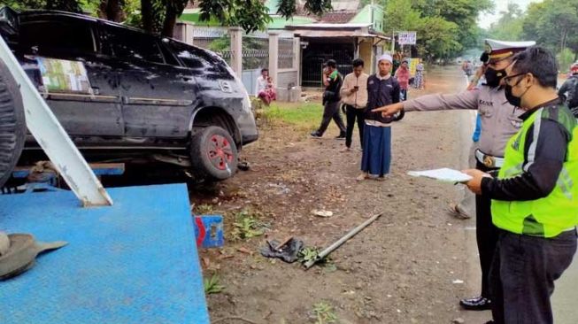 Penampakan mobil yang ditumpangi rombongan Band D'Masiv. [Dok Polres Situbondo]