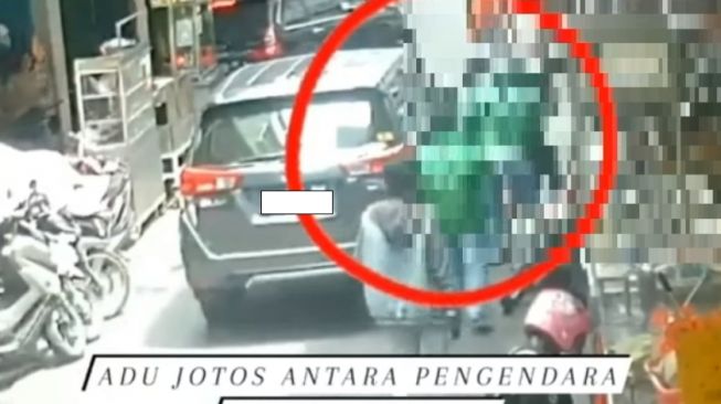 Ojol vs pemobil di jalan, diduga karena dipepet (Instagram)