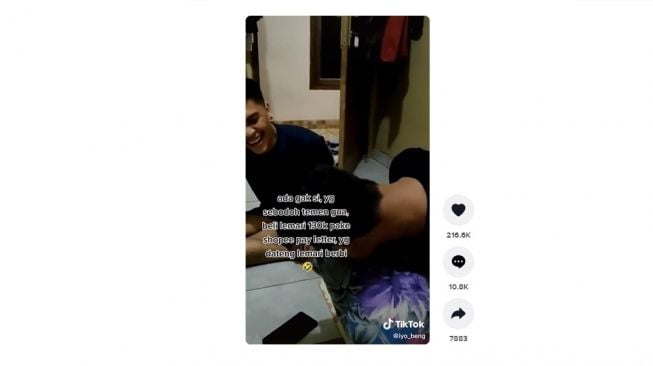 Lelaki ini belanja online lemari dan dibayar dengan sistem PayLater, penampakannya bikin ngakak. [TikTok]