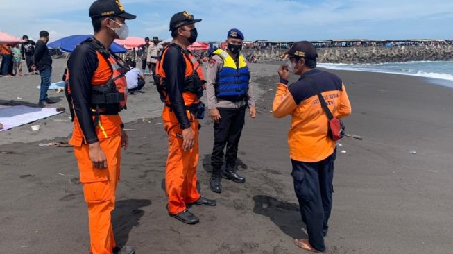 Duduk di Pinggir Pantai, Dua Wisatawan Terseret Ombak di Pantai Glagah