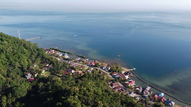 Foto udara pemukiman warga yang merupakan lokasi terdekat dari pusat gempa bumi berkekuatan magnitudo 5,2 di Kecamatan Lalunggasumeeto, Konawe, Sulawesi Tenggara, Minggu (27/3/2022).  ANTARA FOTO/Jojon