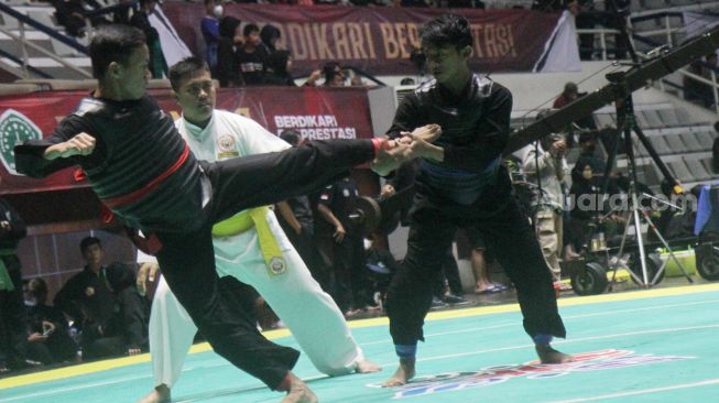 Pendekar silat Pagar Nusa saat bertanding dalam kejuaraan Nasional Keempat Sesi 2 Pagar Nusa di Padepokan Pencak Silat TMII, Jakarta, Minggu (27/3).   [Suara.com/Oke Atmaja]