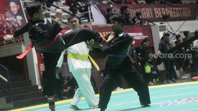 Pendekar silat Pagar Nusa saat bertanding dalam kejuaraan Nasional Keempat Sesi 2 Pagar Nusa di Padepokan Pencak Silat TMII, Jakarta, Minggu (27/3).   [Suara.com/Oke Atmaja]