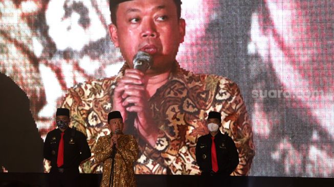 Wakil Ketua Umum PBNU Nusron Wahid (tengah) memberikan sambutan saat acara penutupan Kejurnas dan Festival IV Pagar Nusa di Padepokan Pencak Silat Taman Mini Indonesia Indah (TMII), Jakarta, Minggu (27/3/2022). [Suara.com/Angga Budhiyanto]