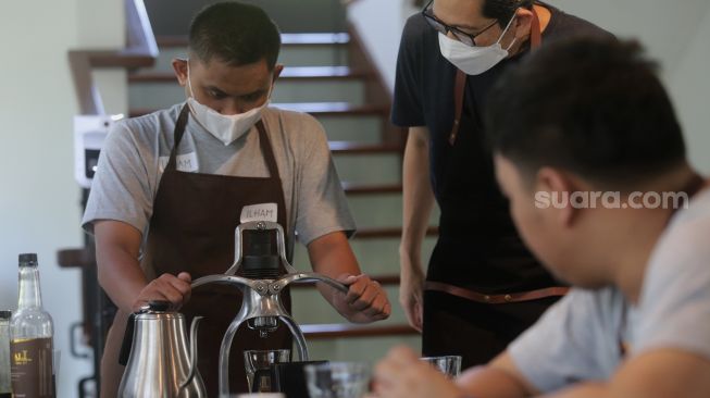 Anak berkebutuhan khusus (ABK) mengikuti pelatihan membuat kopi di The Home, Cilandak, Jakarta, Minggu (27/3/2022). [Suara.com/Angga Budhiyanto]