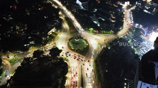 Suasana di sekitar area Bundaran Senayan sebelum dipadamkan untuk memperingati Earth Hour di Jakarta, Sabtu (26/3/2022). [Suara.com/Alfian Winanto]