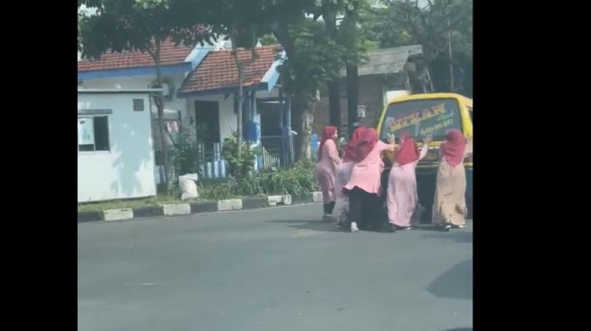 Potret Emak-emak Dorong Angkot Mogok Jadi Sorotan, Publik Teringat Film Pendek Tilik