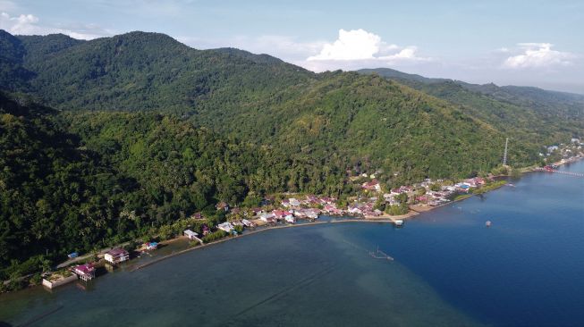 Foto udara pemukiman warga yang merupakan lokasi terdekat dari pusat gempa bumi berkekuatan magnitudo 5,2 di Kecamatan Lalunggasumeeto, Konawe, Sulawesi Tenggara, Minggu (27/3/2022). ANTARA FOTO/Jojon