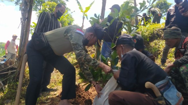 Tanam 50 Pohon Nangka, Sesepuh Kampung Adat Cireundeu Larang Warga Bawa Senapan Angin