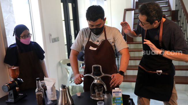 Anak berkebutuhan khusus (ABK) mengikuti pelatihan membuat kopi di The Home, Cilandak, Jakarta, Minggu (27/3/2022). [Suara.com/Angga Budhiyanto]