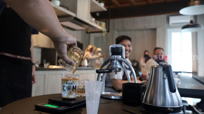 Anak berkebutuhan khusus (ABK) mengikuti pelatihan membuat kopi di The Home, Cilandak, Jakarta, Minggu (27/3/2022). [Suara.com/Angga Budhiyanto]