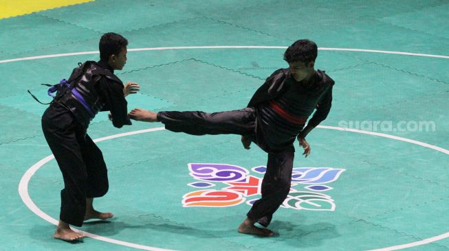 Pendekar silat Pagar Nusa saat bertanding dalam kejuaraan Nasional Keempat Sesi 2 Pagar Nusa di Padepokan Pencak Silat TMII, Jakarta, Minggu (27/3).   [Suara.com/Oke Atmaja]