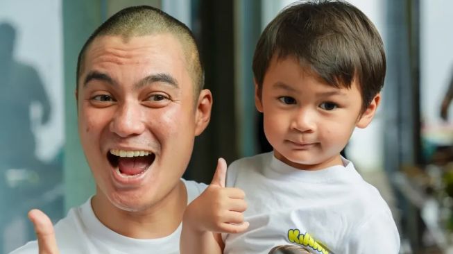 Baim Wong Cukur Gundul Sambut Ramadhan, Malah Dibilang Cosplay Deddy Corbuzier