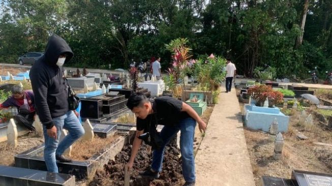 Geger, Pemakaman Muslim di Pontianak Diacak-acak Orang Misterius, Belasan Makam Dibongkar dan Nisannya Dicabut