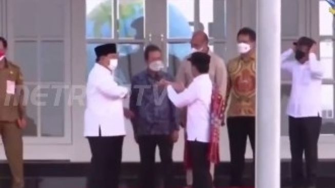 Momen Kikuk Prabowo Depan Jokowi Gegara Kopiah Dan Topi, Warganet: Mereka Aja Adem, Kok Pemilihnya Pada Berantem