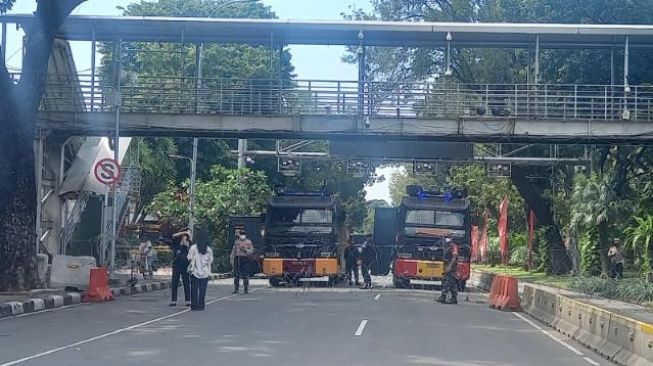 Ada Dua Massa Aksi, Polisi Tutup Jalan Medan Merdeka Barat Pakai Kawat Berduri