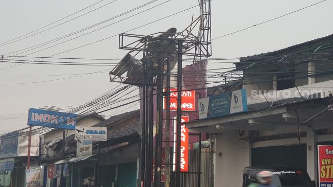 Baliho ambruk di Jalan Kaliurang Km 7 akibat cuaca ekstrem pada Senin (28/3/2022) siang. - (SuaraJogja.id/Hiskia Andika)