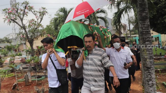 Keluarga dan kerabat mengusung jenazah ibunda Kalina Oktarani, Erlan Wardhania untuk dimakamkan di TPU Taman Abadi, Ciputat, Tangerang Selatan, Banten, Senin (28/3/2022). [Suara.com/Angga Budhiyanto]