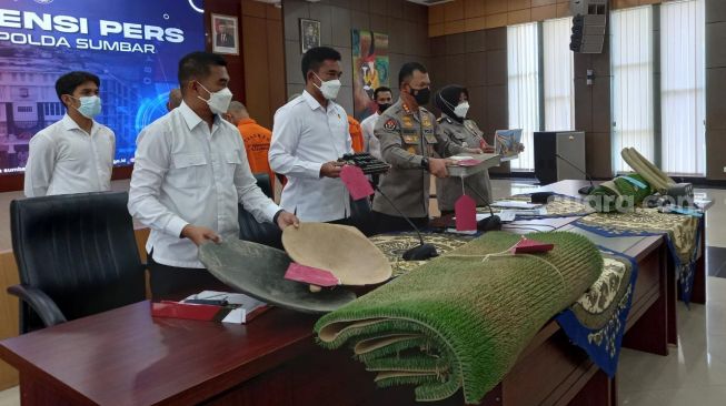 Polda Sumbar Tangkap 4 Pelaku Tambang Emas Ilegal, 2 di Sijunjung dan 2 di Pasaman