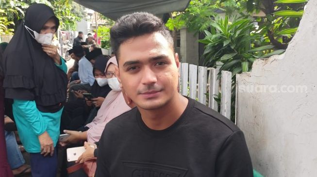 Ricky W. Miraza teman dekat Kalina Oktarani di rumah duka kawasan Ciputat [Suara.com/Rena Pangesti]