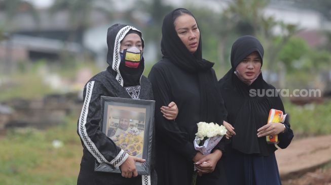 Kalina Oktarani menghantarkan sang ibunda Erlan Wardhania untuk dimakamkan di TPU Taman Abadi, Ciputat, Tangerang Selatan, Banten, Senin (28/3/2022). [Suara.com/Angga Budhiyanto]