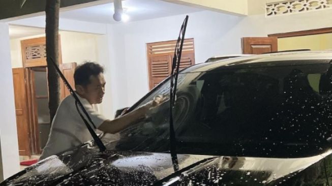 Zaskia Adya Mecca Kenang Momen Suami Cuci Mobil Pabrikan Korea Pas Dini Hari, Publik: Biasalah Kalau Bapak-bapak