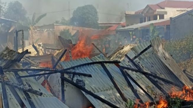 Bakar Sampah, Satu Rumah di Medan Hangus Dilalap Api