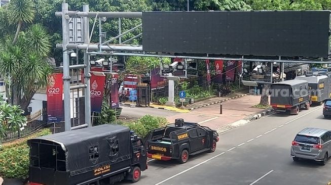 Sejumlah kendaraan taktis yang dikerahkan aparat kepolisian untuk mengawal aksi unjuk rasa BEM SI di kawasan Istana Negara, Jakarta. (Suara.com/Arga)