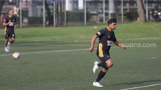 Pemain Selebritis FC Haris Saputra atau Maell Lee melakukan selebrasi usai mencetak gol saat mengikuti sesi latihan di Lapangan ABC, Kompleks Gelora Bung Karno, Jakarta, Senin (28/3/2022). [Suara.com/Angga Budhiyanto]