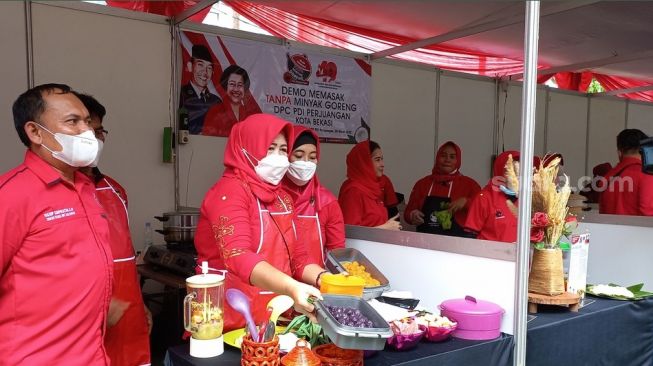 Megawati gelar demo masak tanpa minyak goreng. (Suara.com/Bagaskara)