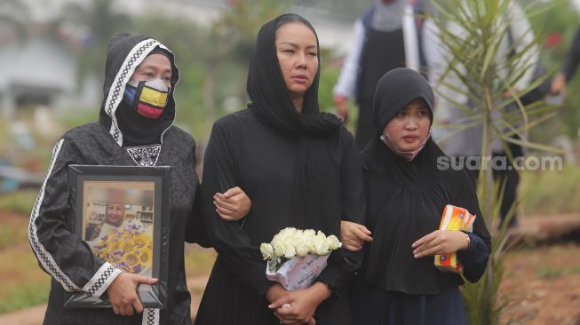 Teman Dekat Kalina Oktarani Ungkap Penyebab Mama Een Meninggal Dunia