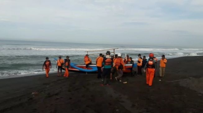 Pencarian hari kedua wisatawan terseret ombak di Pantai Glagah, Senin (28/3/2022). (Dokumentasi: Basarnas Yogyakarta).