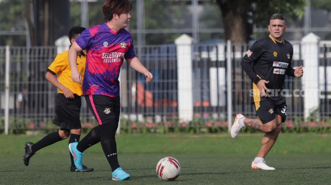 Pemain Selebritis FC Cristian Gonzáles mengejar bola saat mengikuti sesi latihan di Lapangan ABC, Kompleks Gelora Bung Karno, Jakarta, Senin (28/3/2022). [Suara.com/Angga Budhiyanto]