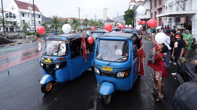 Milenial di Wilayah Jabodetabek Konvoi Menggunakan Bajaj di Kota Tua Sambil Deklarasi Dukung Ganjar