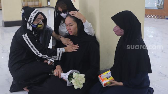 Bendera kuning terpasang di dekat rumah duka ibunda Kalina Oktarani, Erlan Wardhania di kawasan Ciputat, Tangerang Selatan, Banten, Senin (28/3/2022). [Suara.com/Angga Budhiyanto]