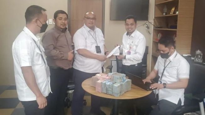 Begini Penampakan Duit Rp 1 Miliar Hasil Tipu-tipu Crazy Rich Doni Salmanan yang Dikembaikan Reza Arap